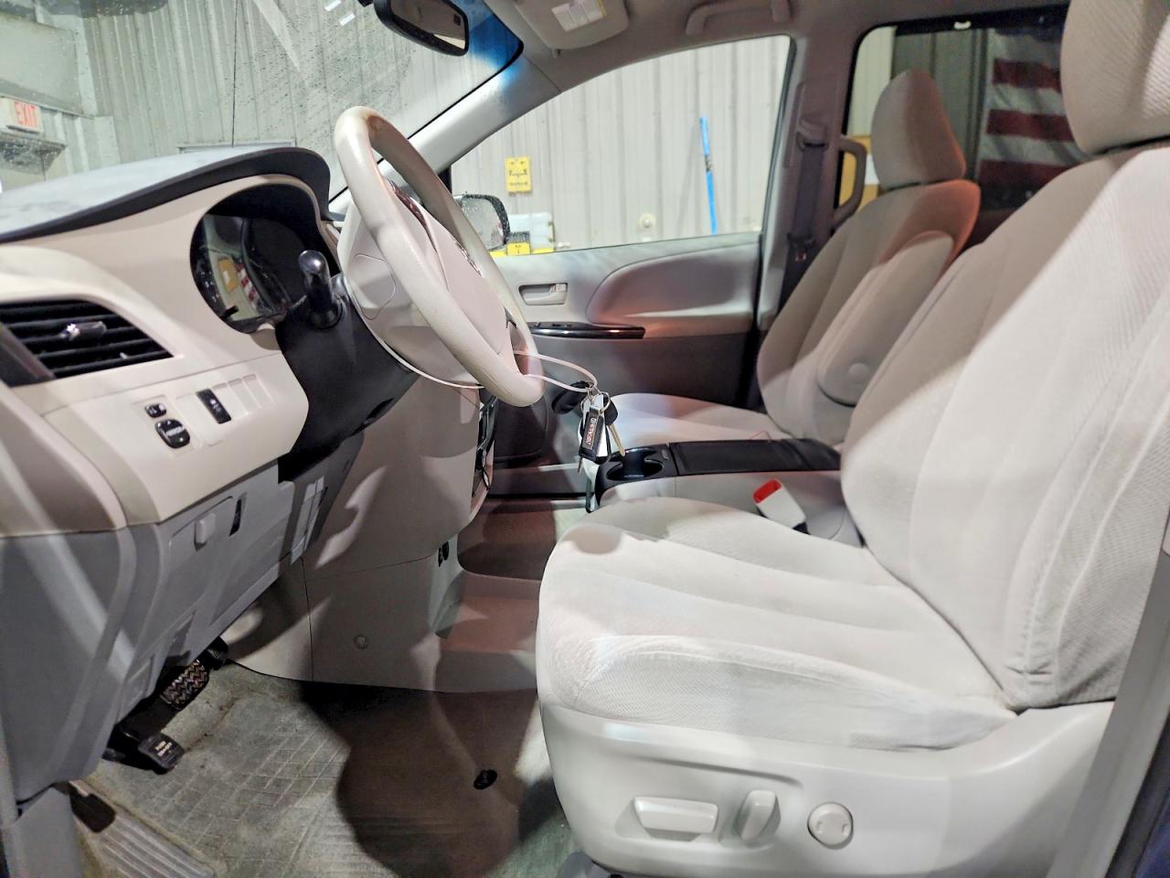 2014 TOYOTA SIENNA LE photo 7