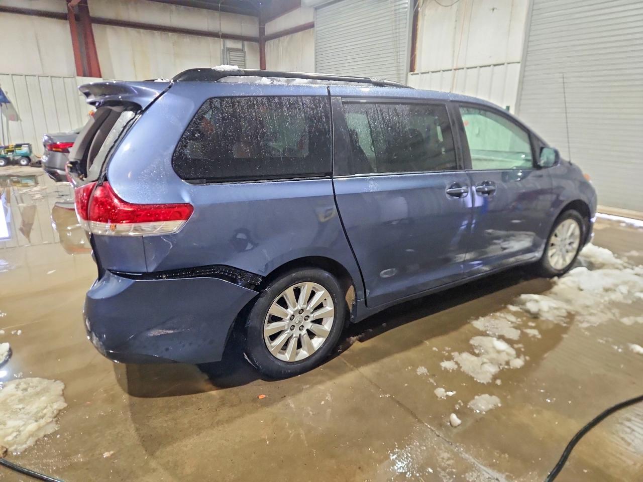 2014 TOYOTA SIENNA LE photo 3