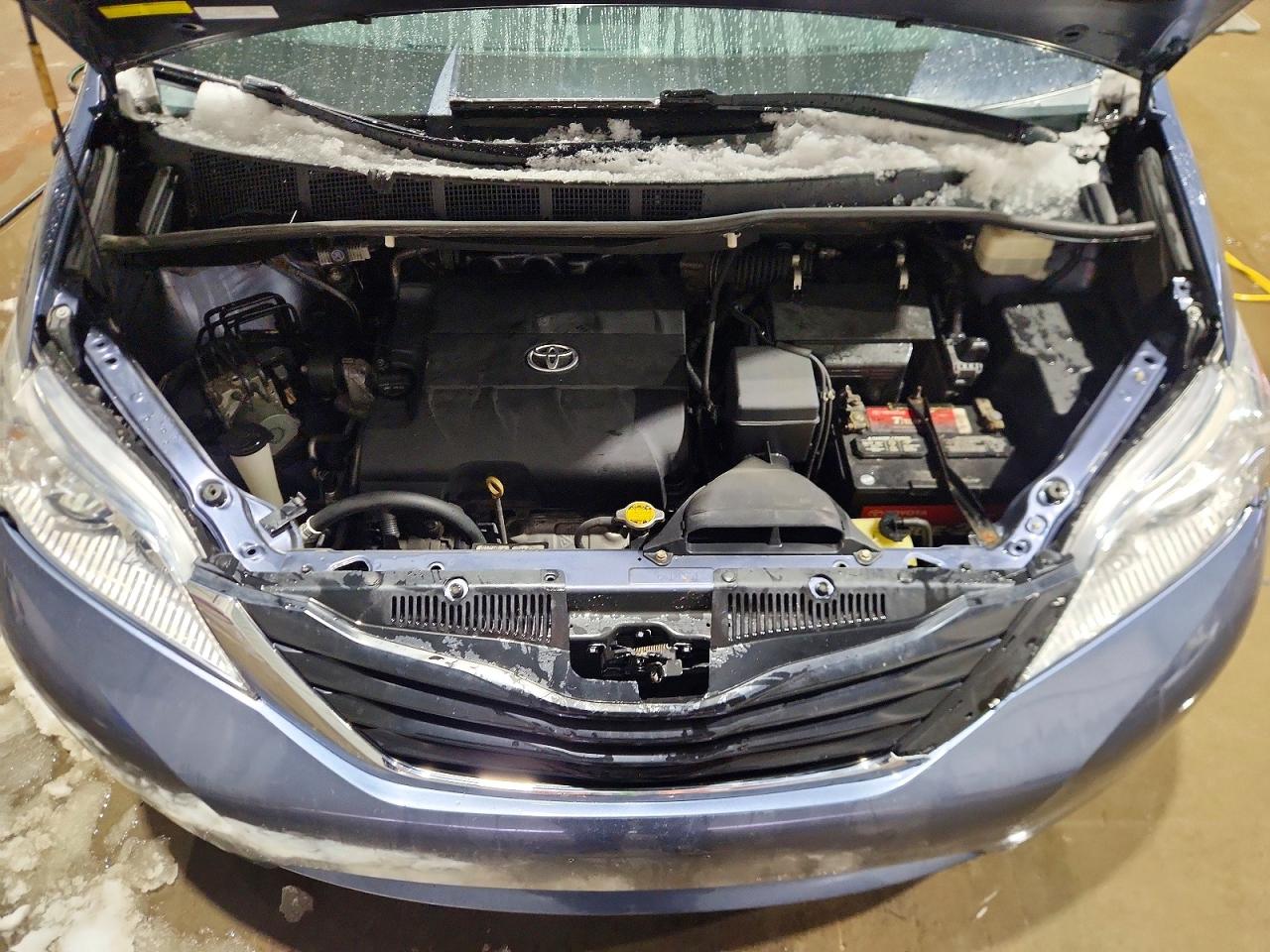 2014 TOYOTA SIENNA LE photo 12