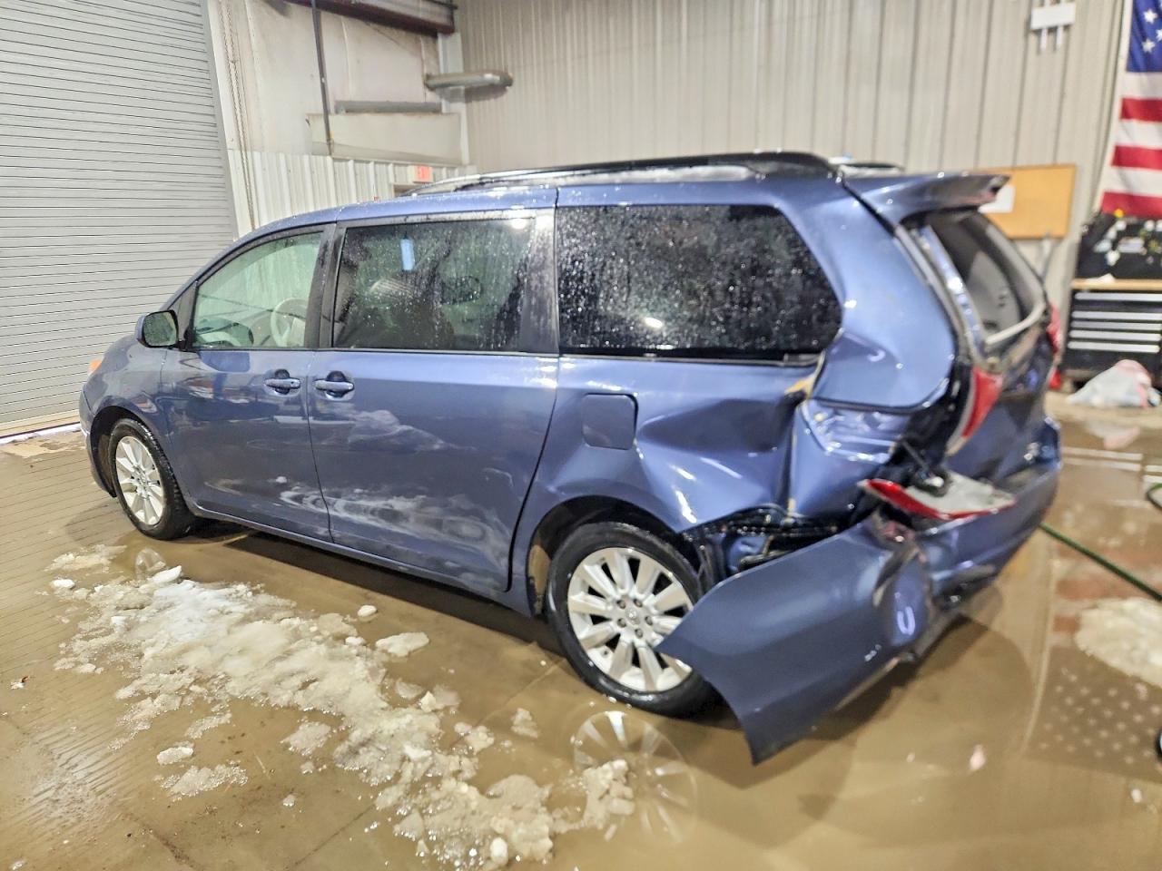 2014 TOYOTA SIENNA LE photo 2