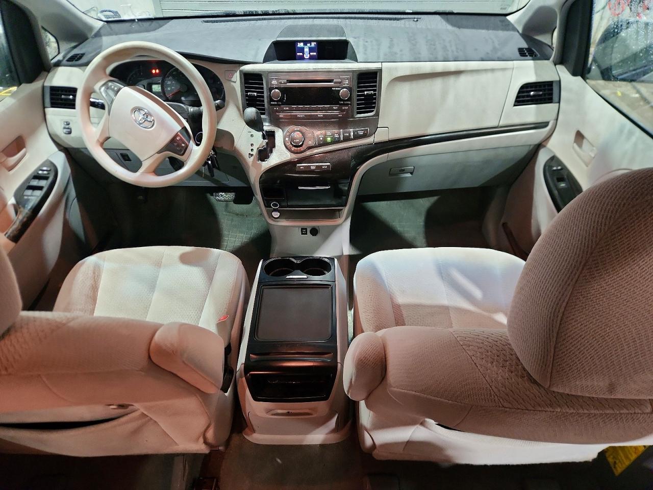 2014 TOYOTA SIENNA LE photo 8