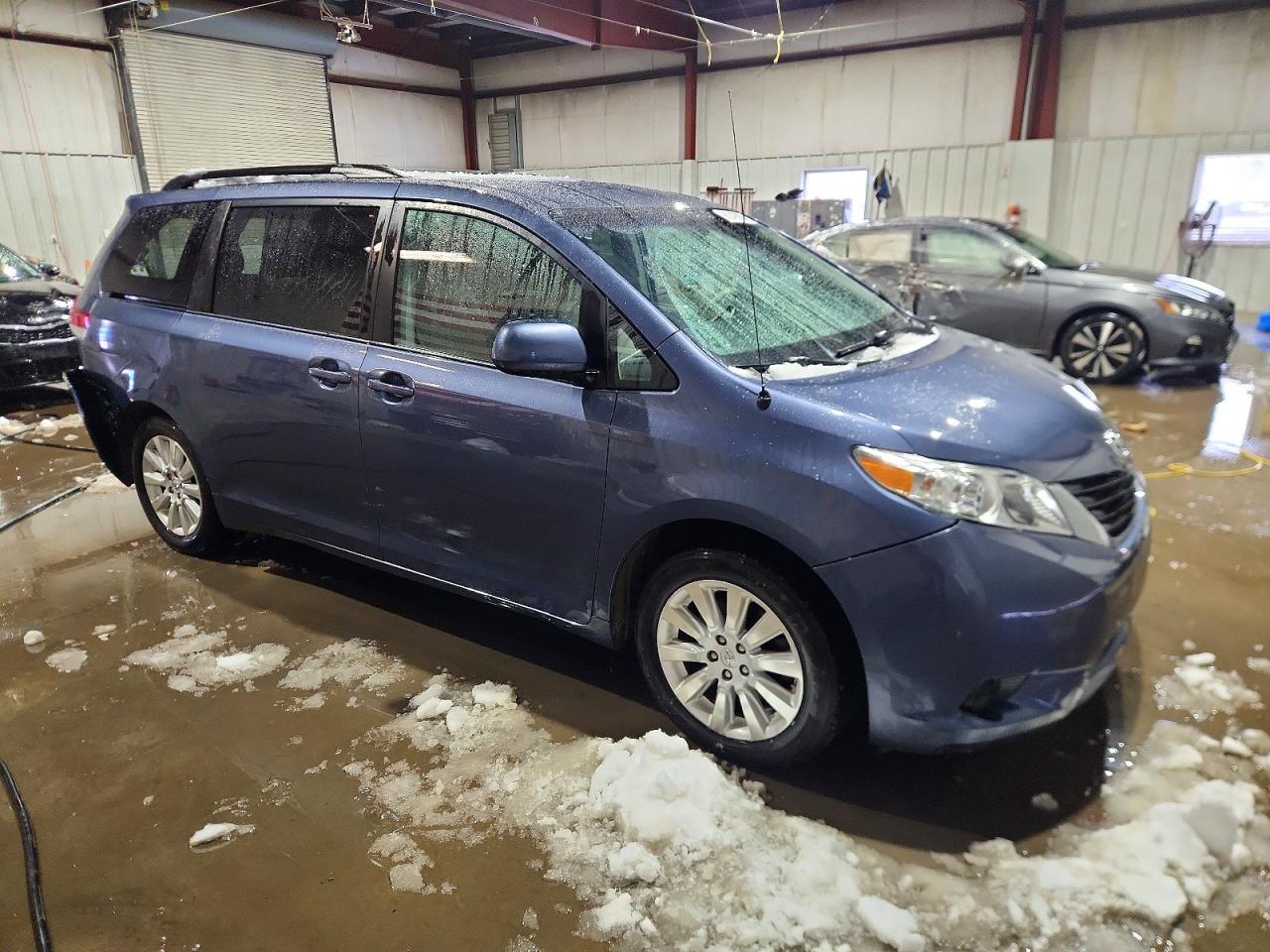 2014 TOYOTA SIENNA LE photo 4