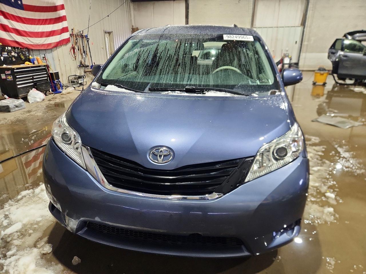 2014 TOYOTA SIENNA LE photo 5