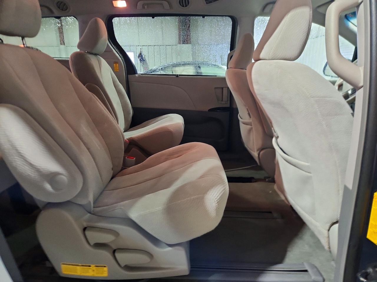 2014 TOYOTA SIENNA LE photo 11