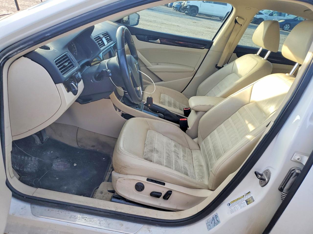 2014 VOLKSWAGEN PASSAT SEL photo 13