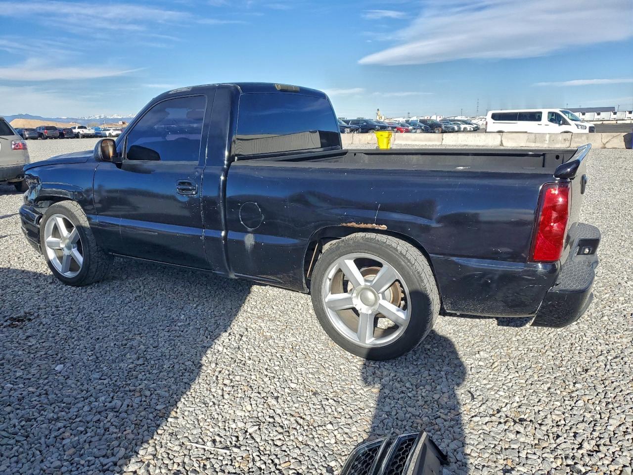 2004 CHEVROLET SILVERADO C1500 photo 2