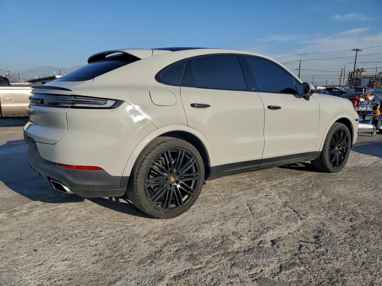 2024 PORSCHE CAYENNE COUPE photo 3
