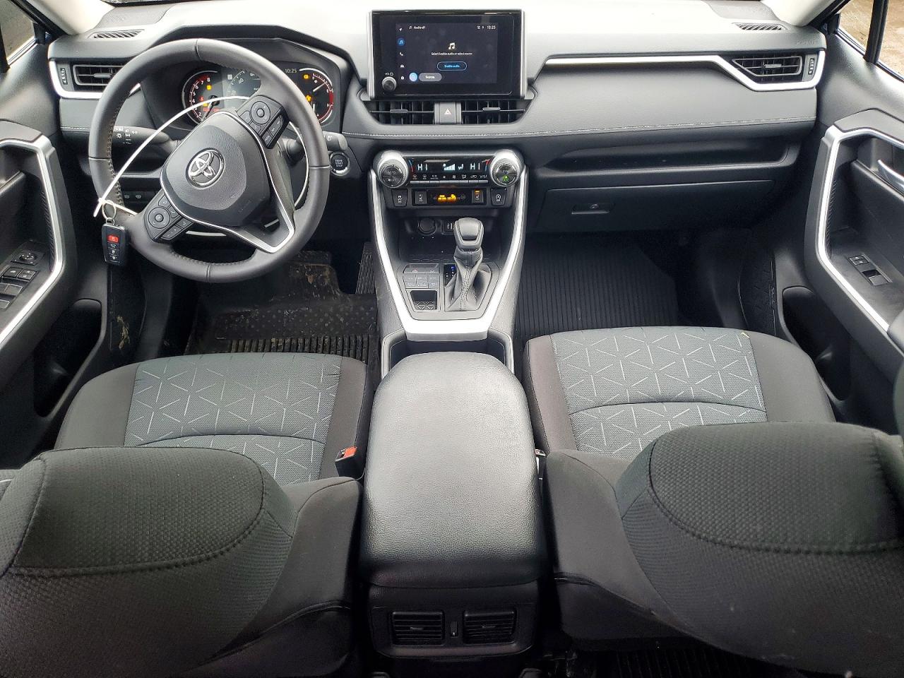 2025 TOYOTA RAV4 XLE photo 8