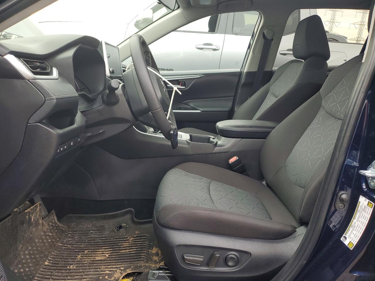 2025 TOYOTA RAV4 XLE photo 7