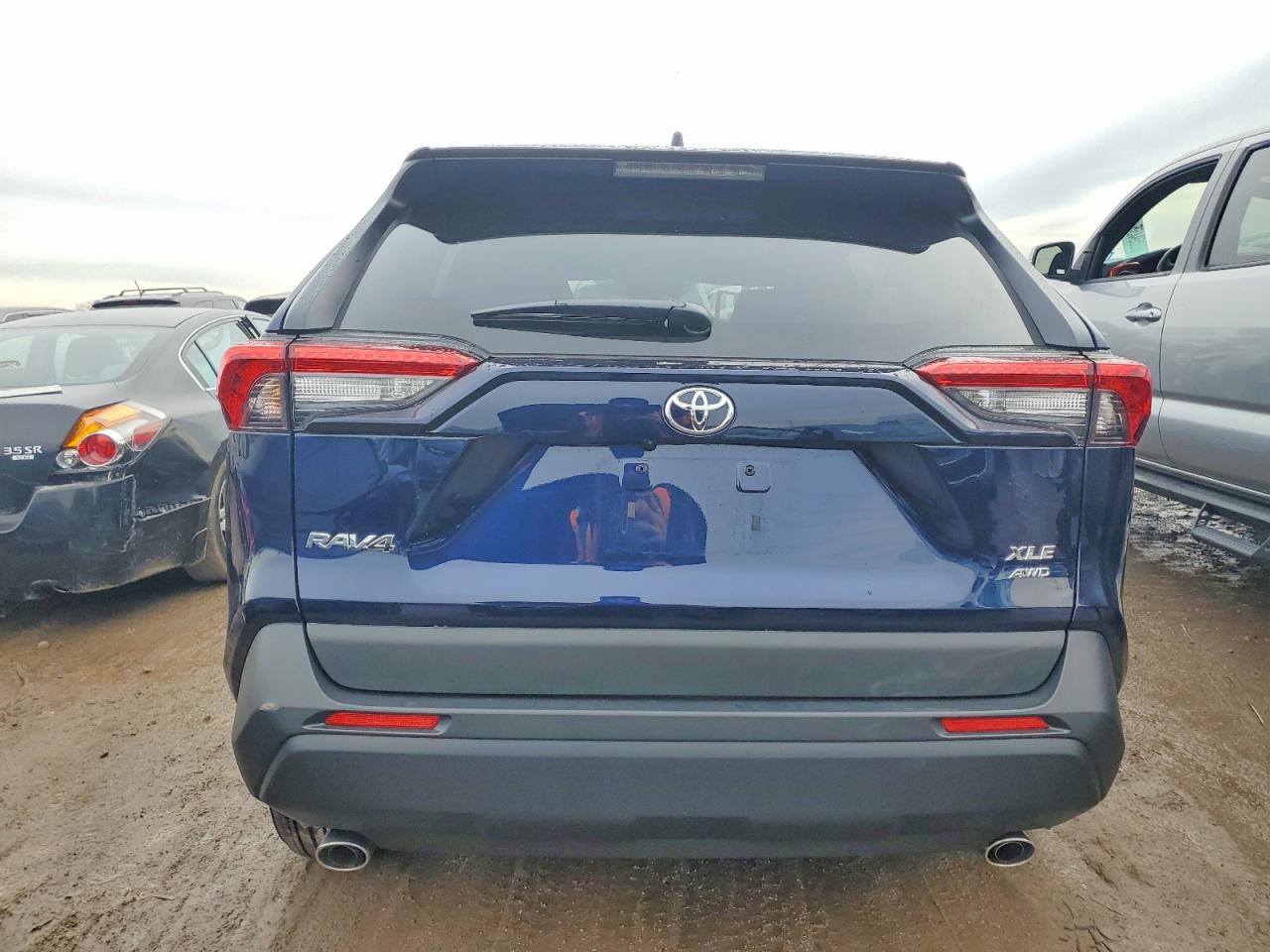 2025 TOYOTA RAV4 XLE photo 6