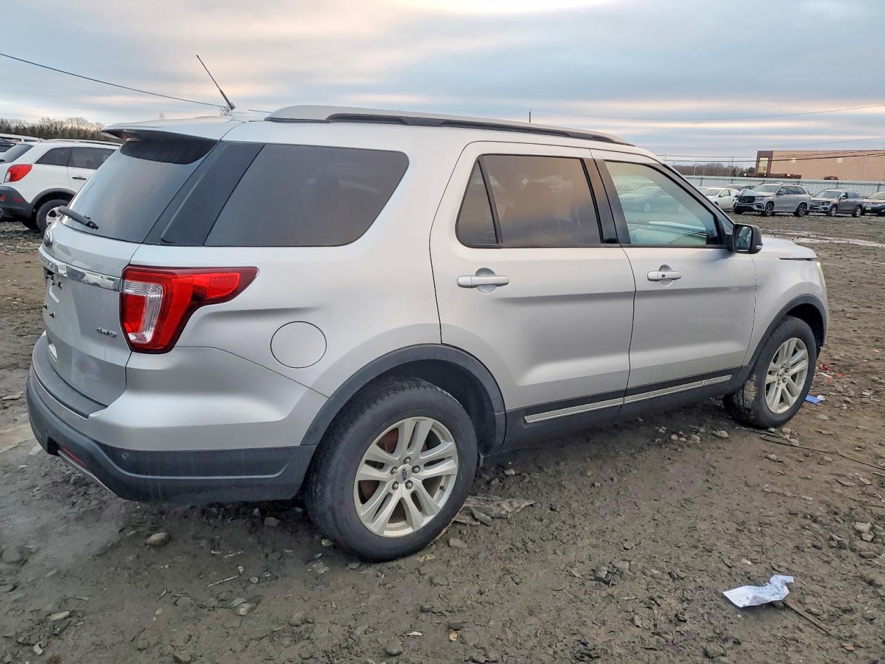 2019 FORD EXPLORER XLT photo 3