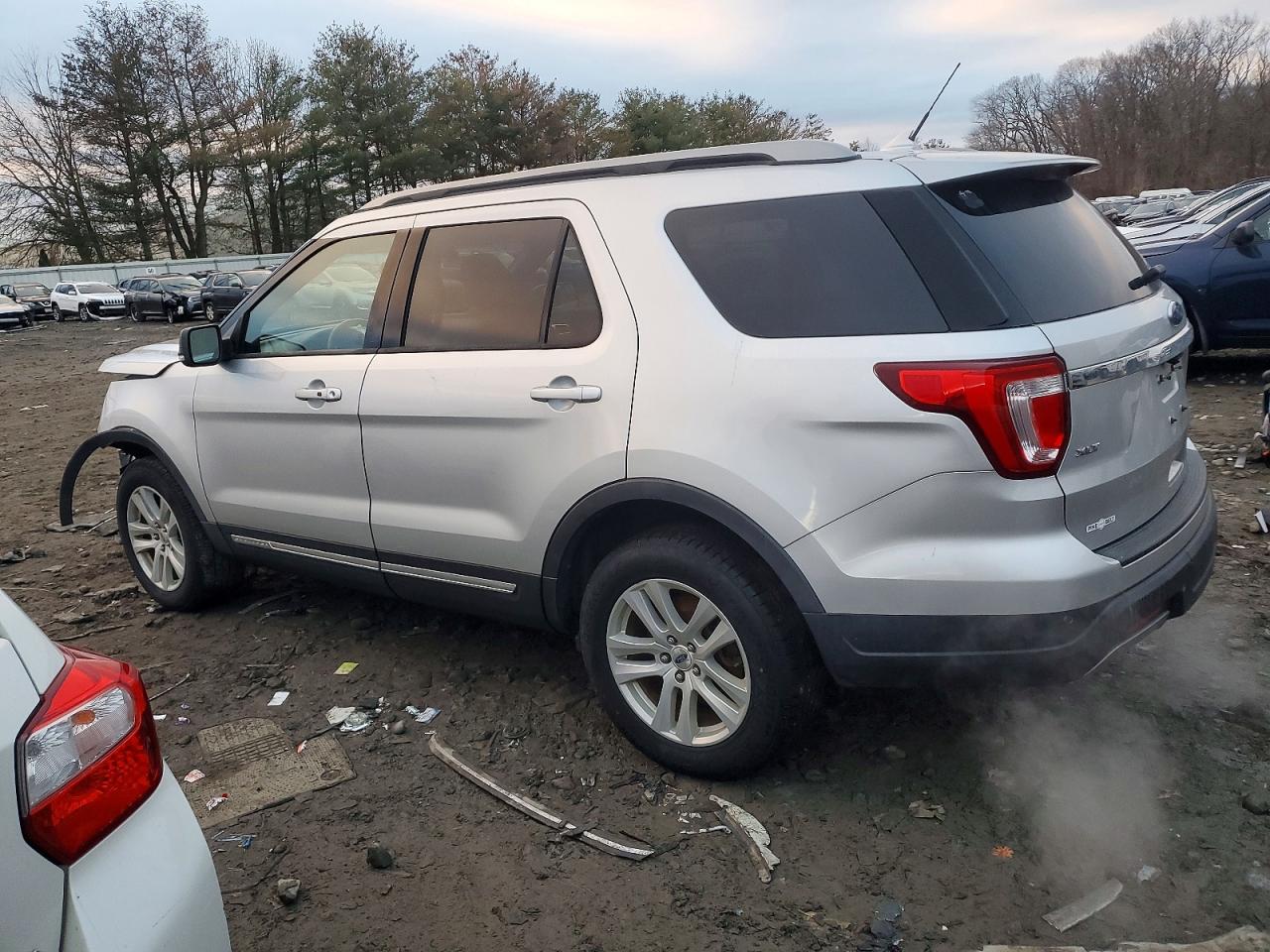 2019 FORD EXPLORER XLT photo 2