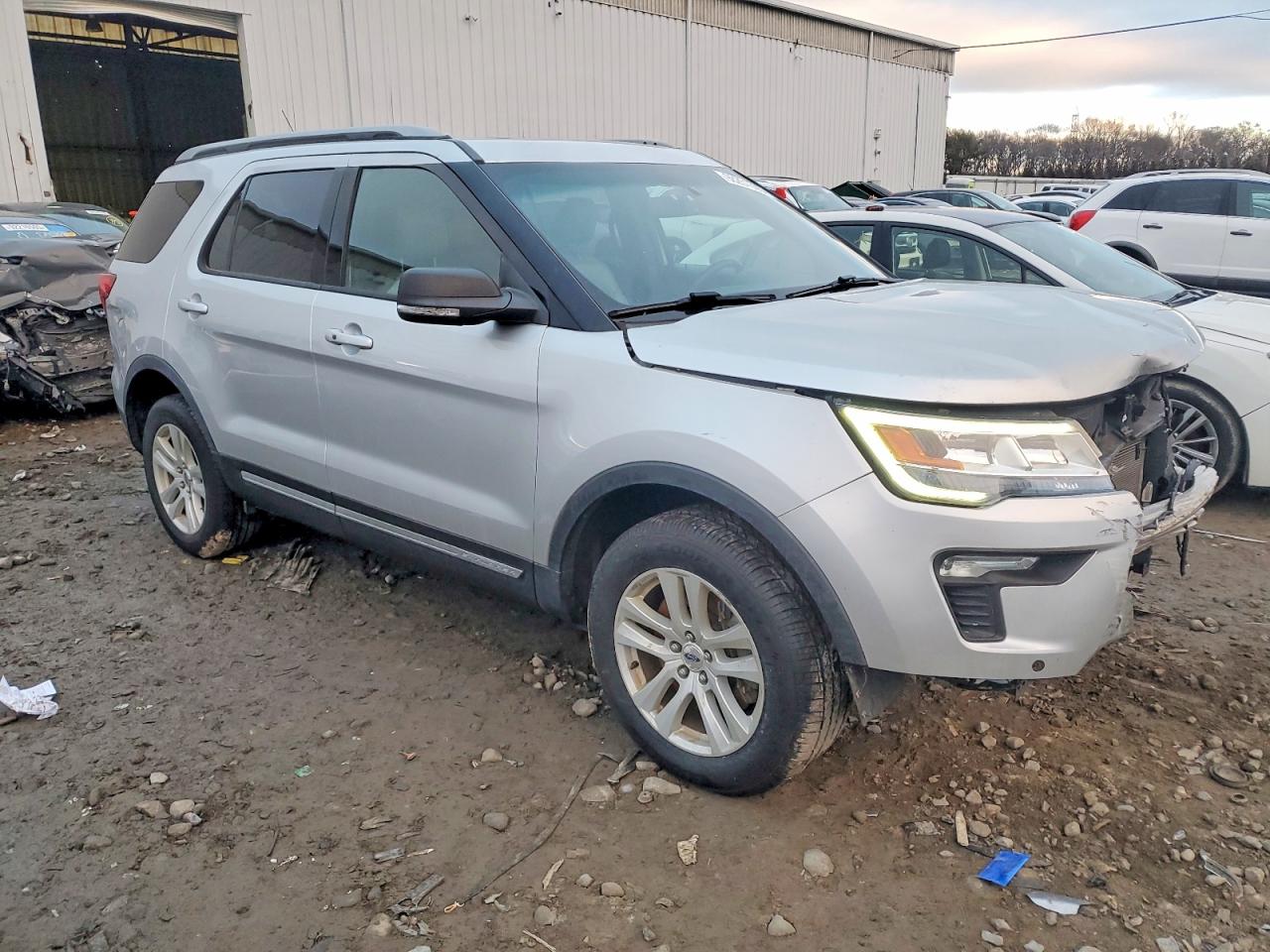 2019 FORD EXPLORER XLT photo 4