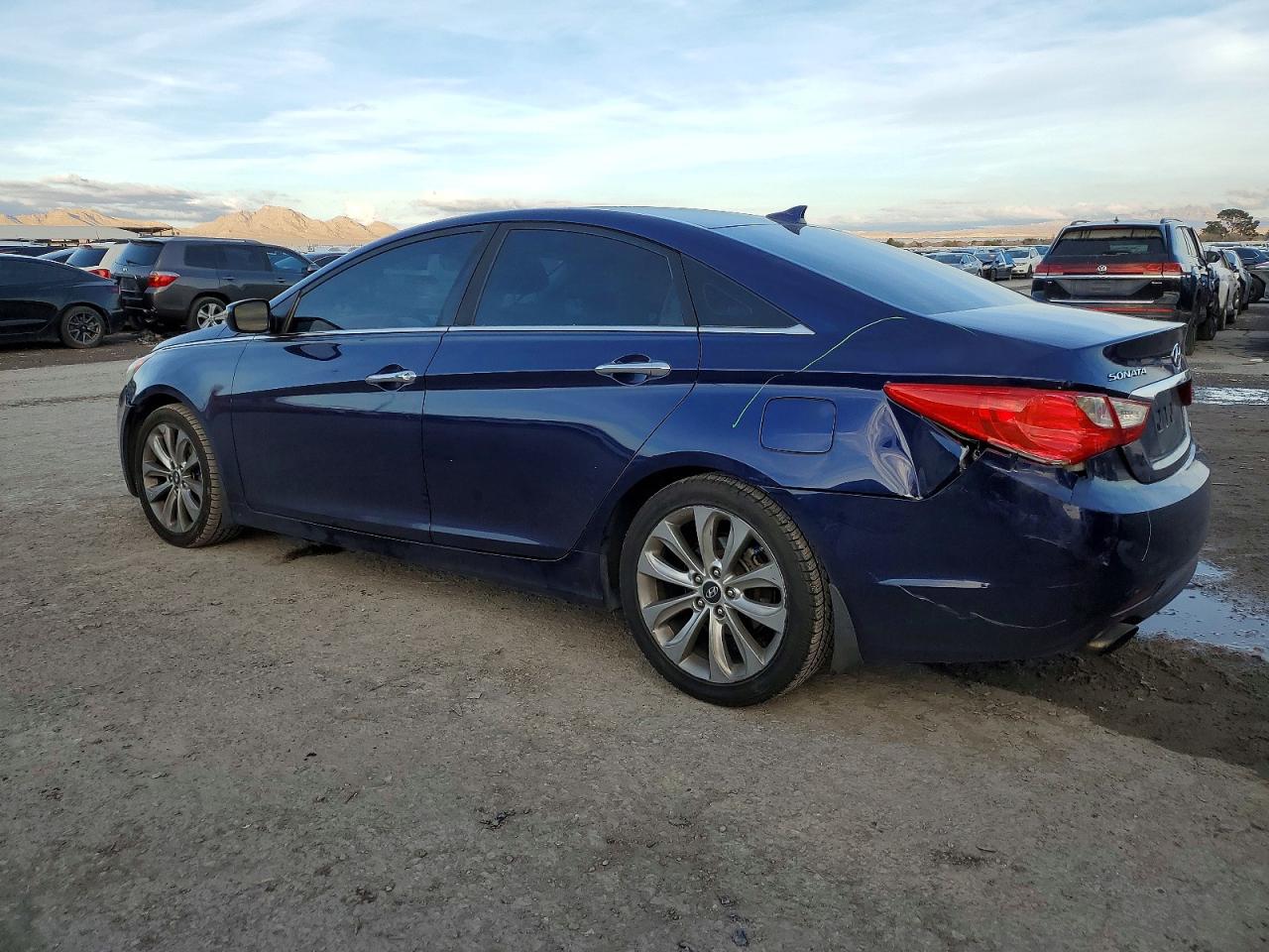 2013 HYUNDAI SONATA SE photo 2