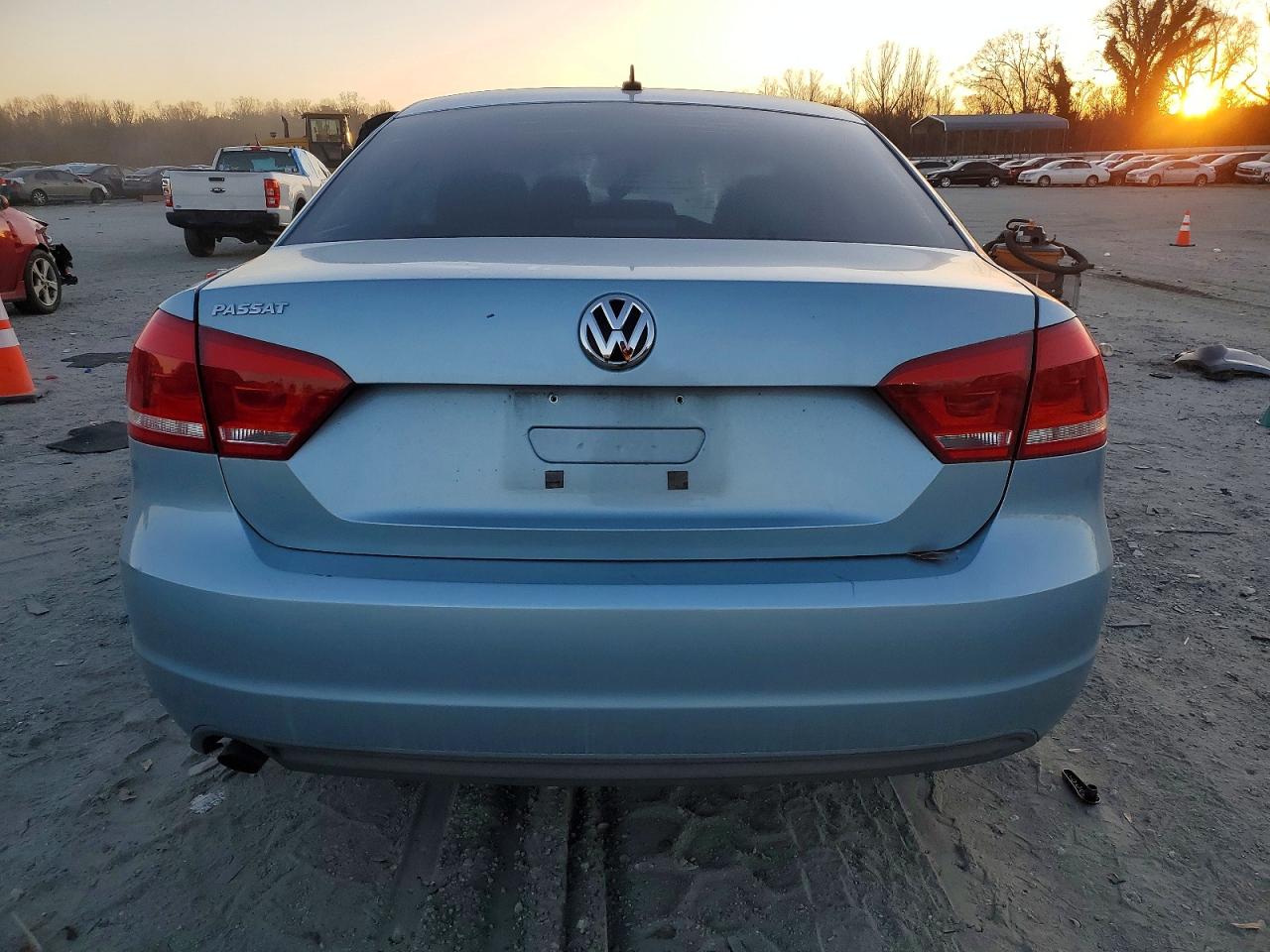 2012 VOLKSWAGEN PASSAT S photo 6