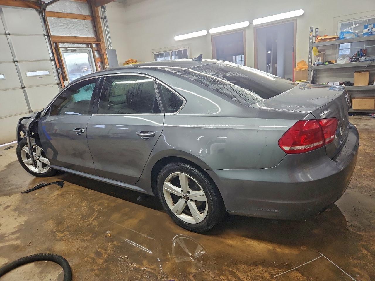 2015 VOLKSWAGEN PASSAT S photo 2