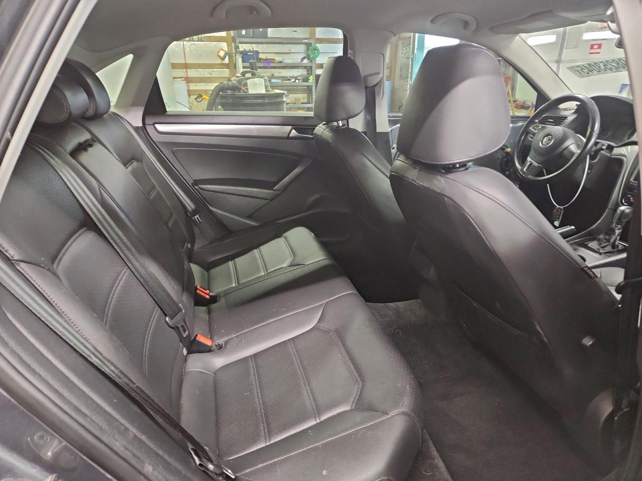 2015 VOLKSWAGEN PASSAT S photo 10