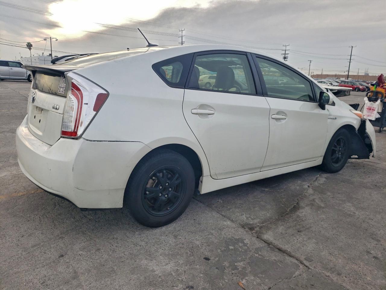 2015 TOYOTA PRIUS photo 3