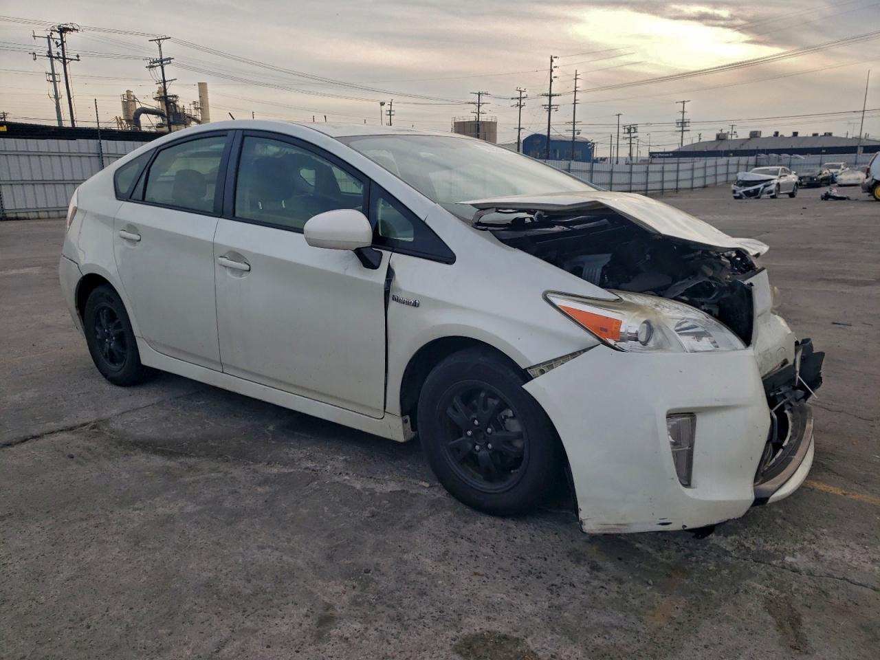 2015 TOYOTA PRIUS photo 4