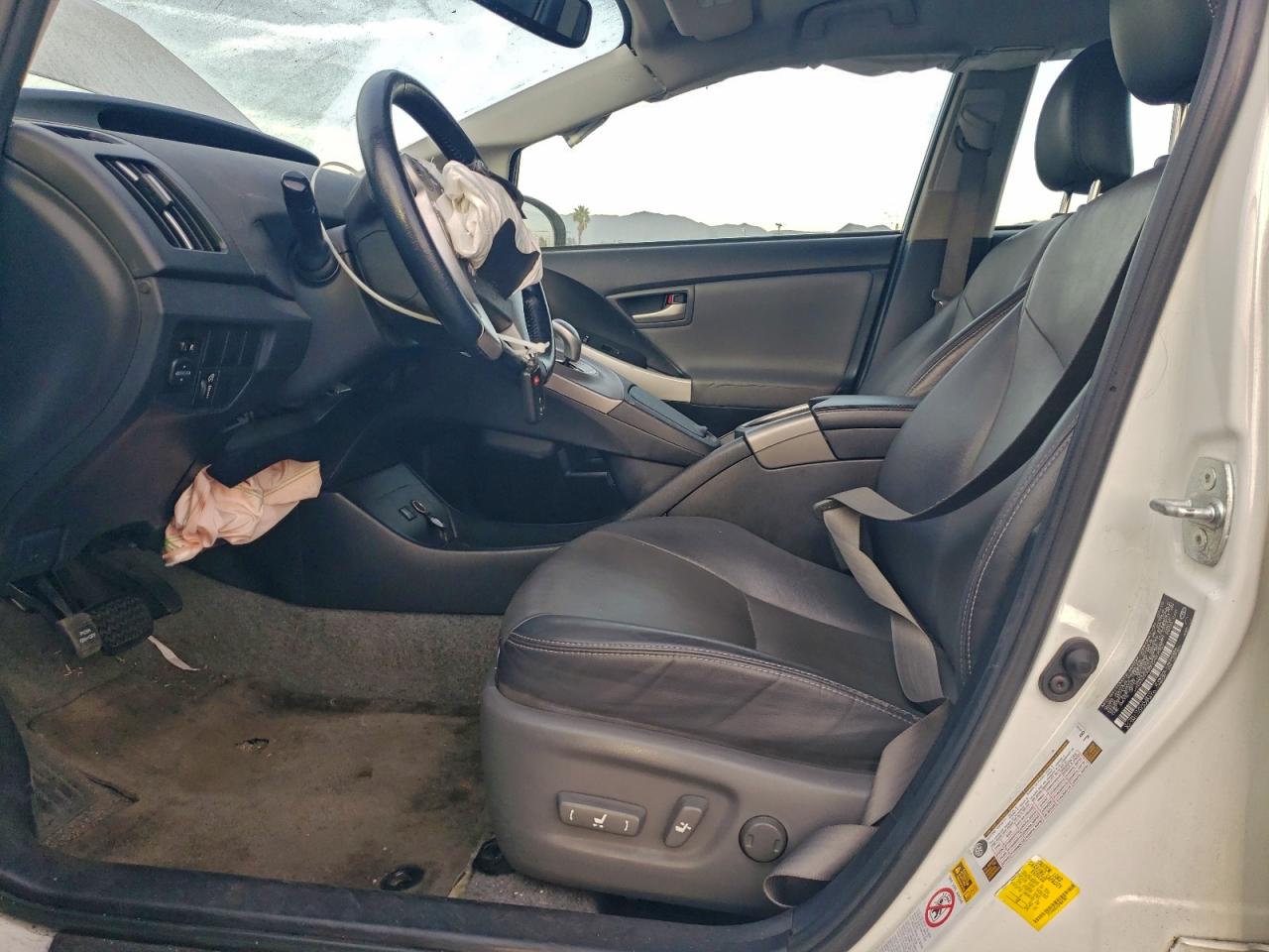 2015 TOYOTA PRIUS photo 7
