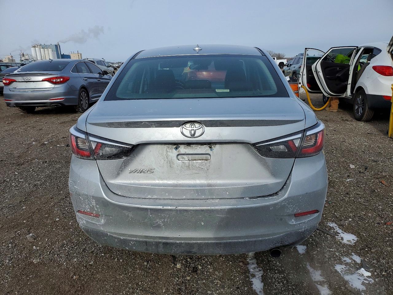 2019 TOYOTA YARIS photo 16