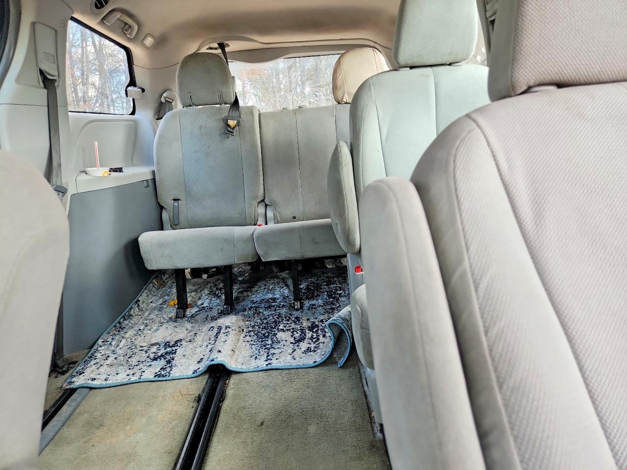2013 TOYOTA SIENNA photo 28