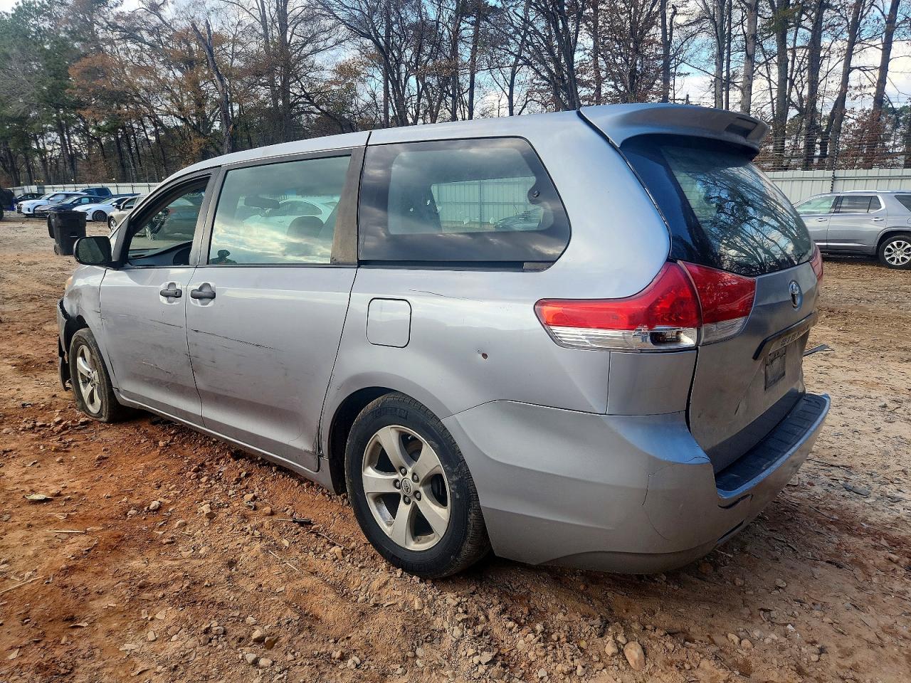 2013 TOYOTA SIENNA photo 4