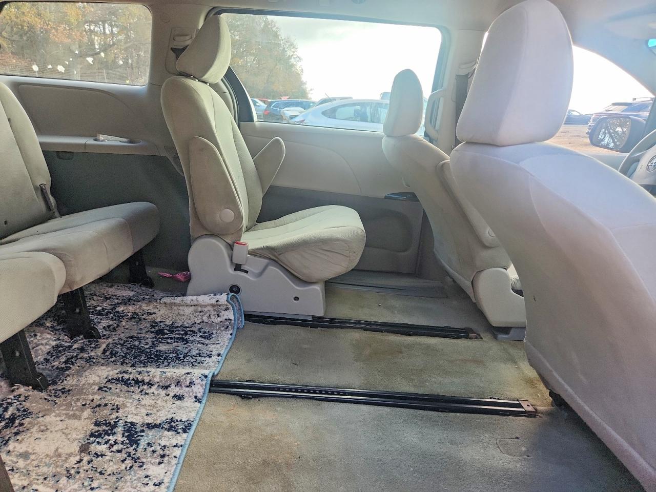 2013 TOYOTA SIENNA photo 31