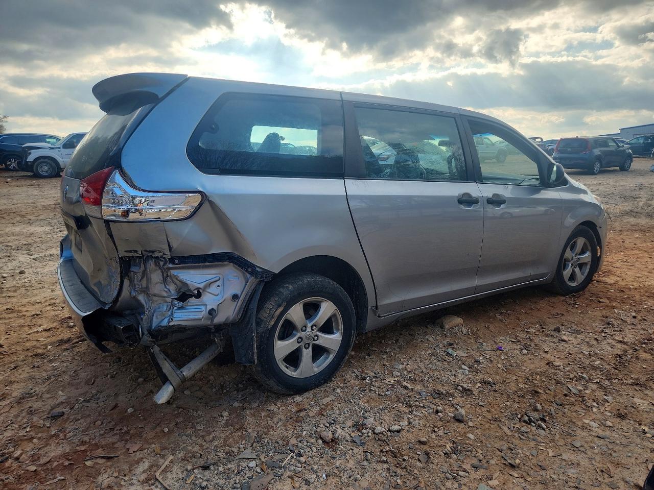2013 TOYOTA SIENNA photo 7