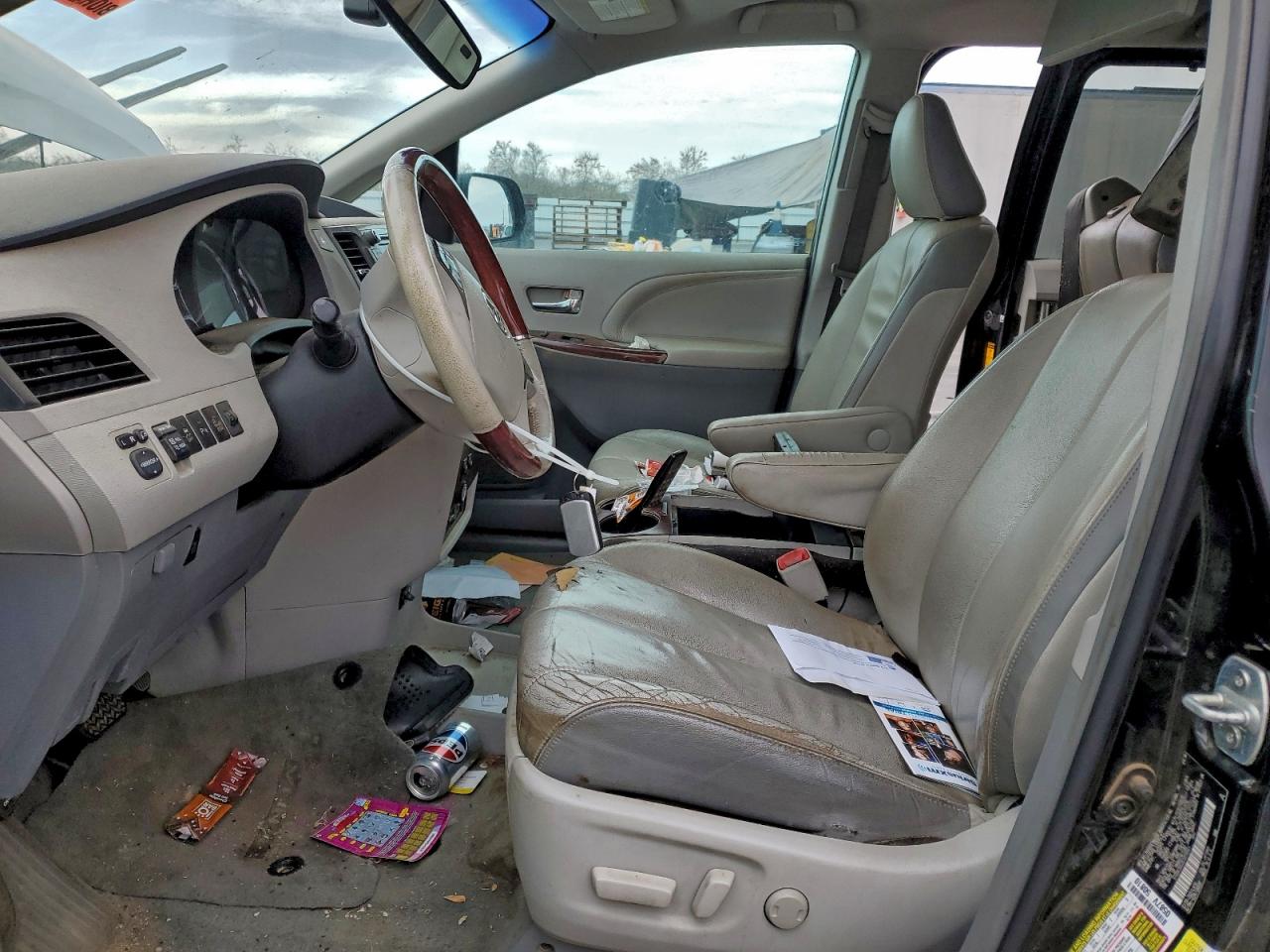 2014 TOYOTA SIENNA XLE photo 7