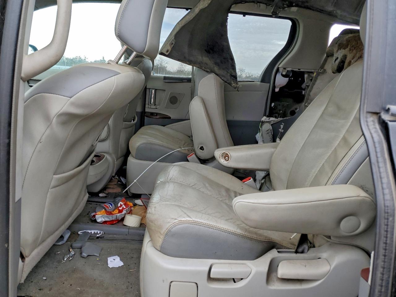 2014 TOYOTA SIENNA XLE photo 11