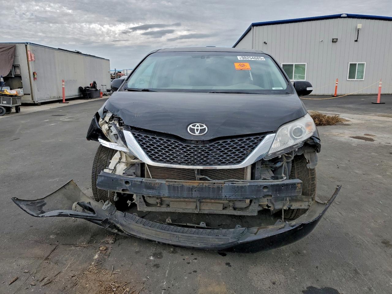 2014 TOYOTA SIENNA XLE photo 5