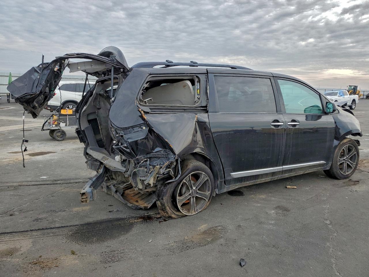 2014 TOYOTA SIENNA XLE photo 3