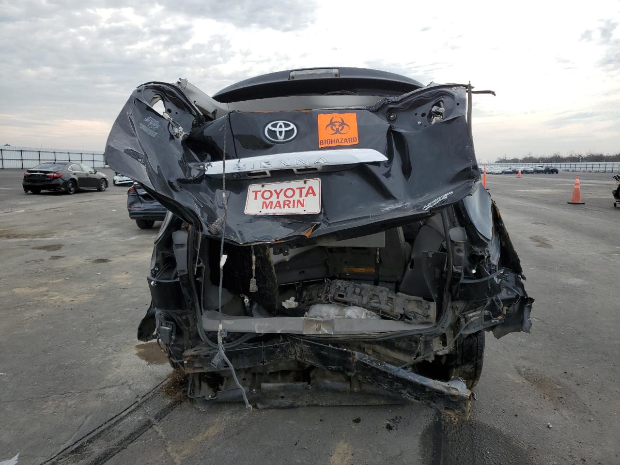 2014 TOYOTA SIENNA XLE photo 6