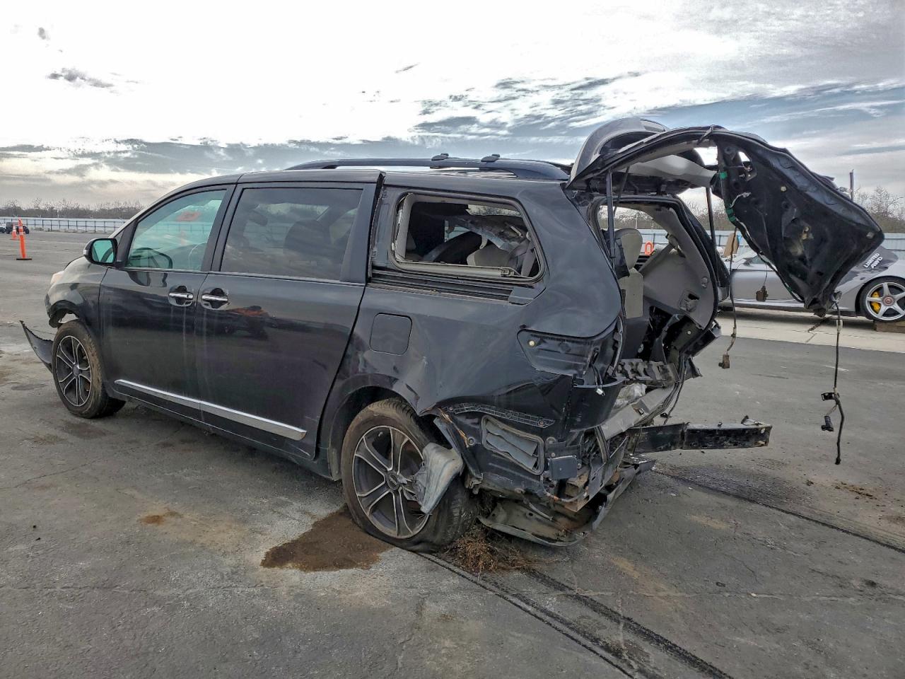 2014 TOYOTA SIENNA XLE photo 2
