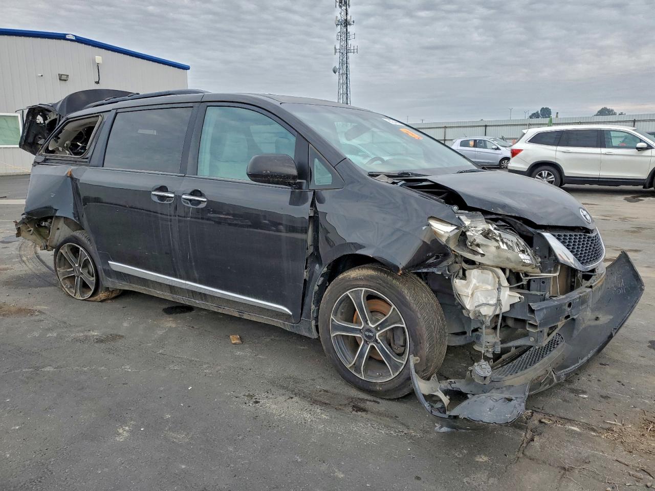 2014 TOYOTA SIENNA XLE photo 4