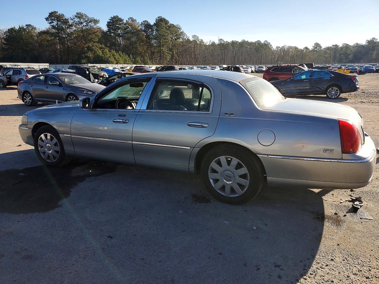 2006 LINCOLN TOWN CAR SIGNATURE LIMITED photo 2