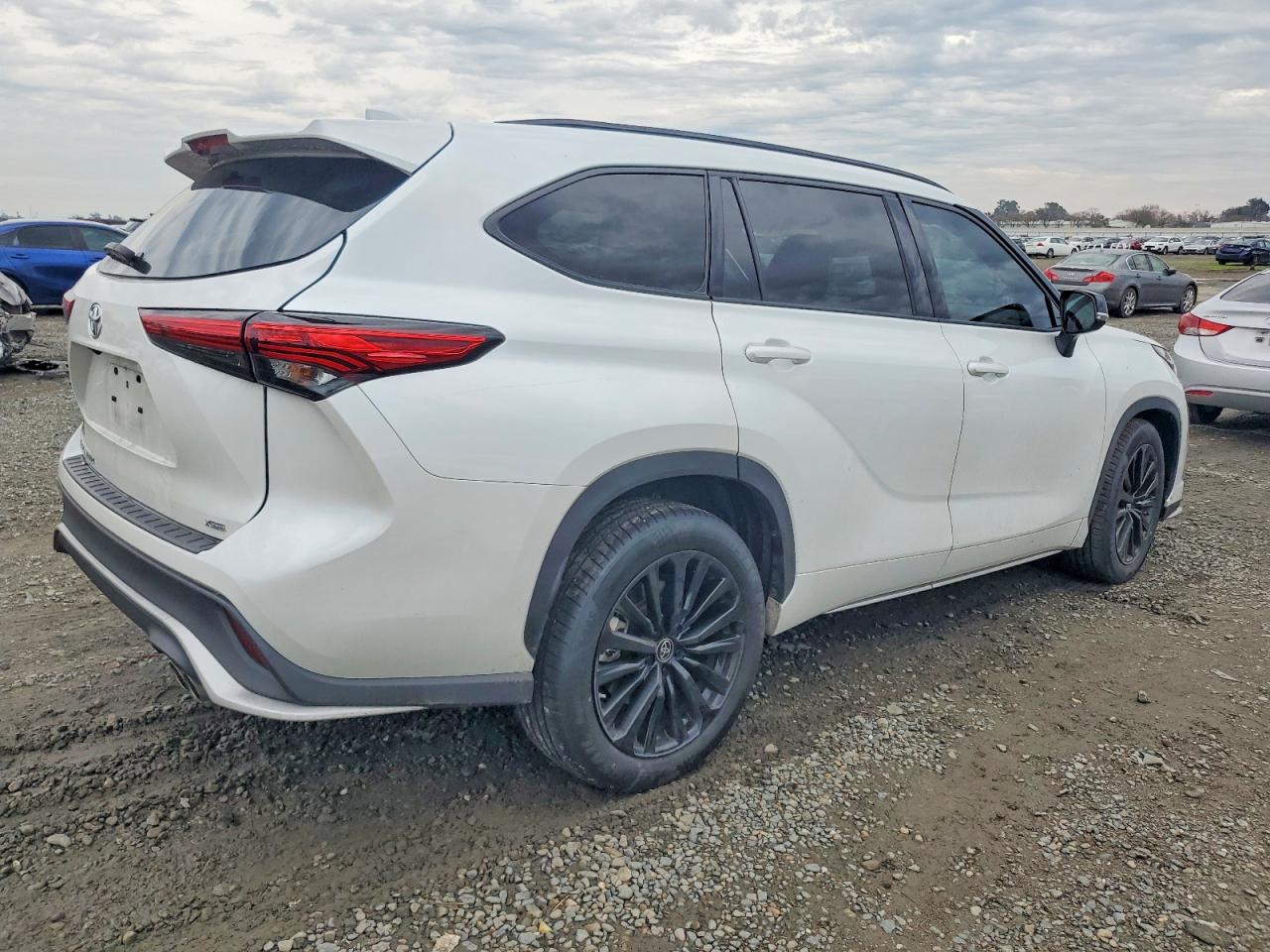 2023 TOYOTA HIGHLANDER L photo 3