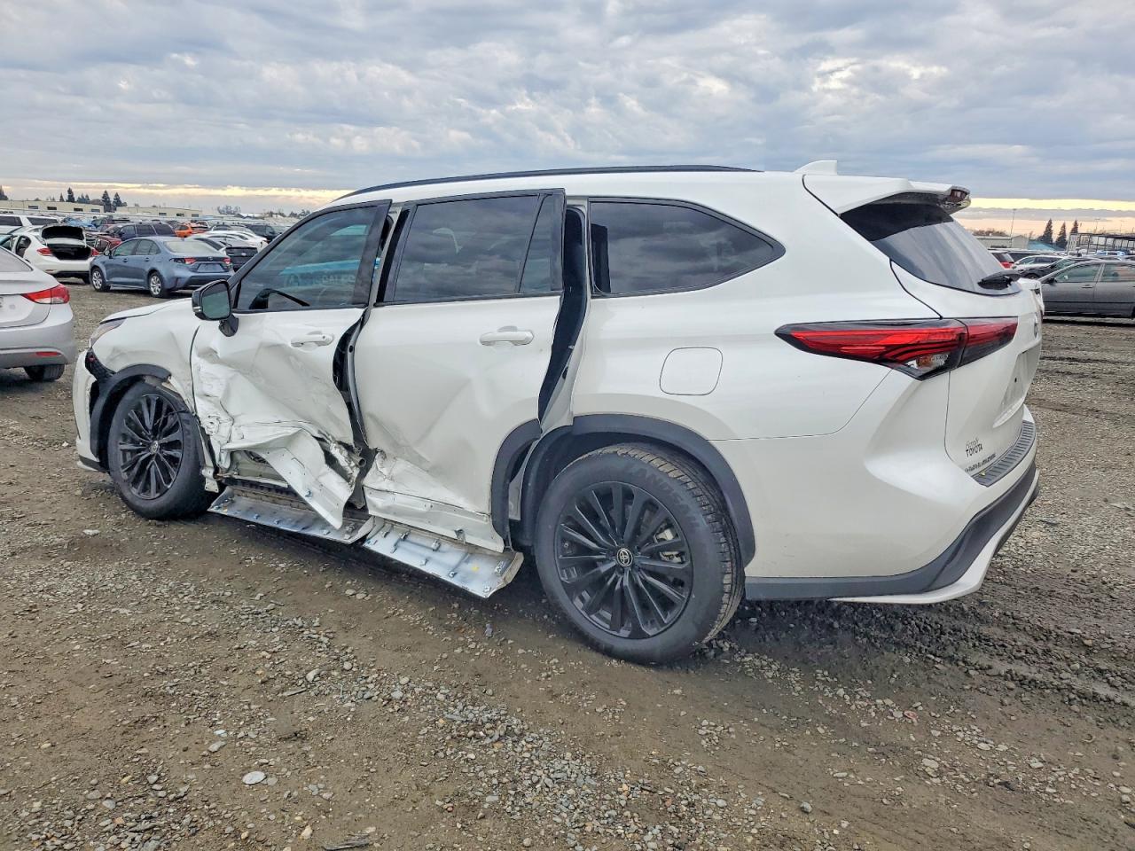 2023 TOYOTA HIGHLANDER L photo 2