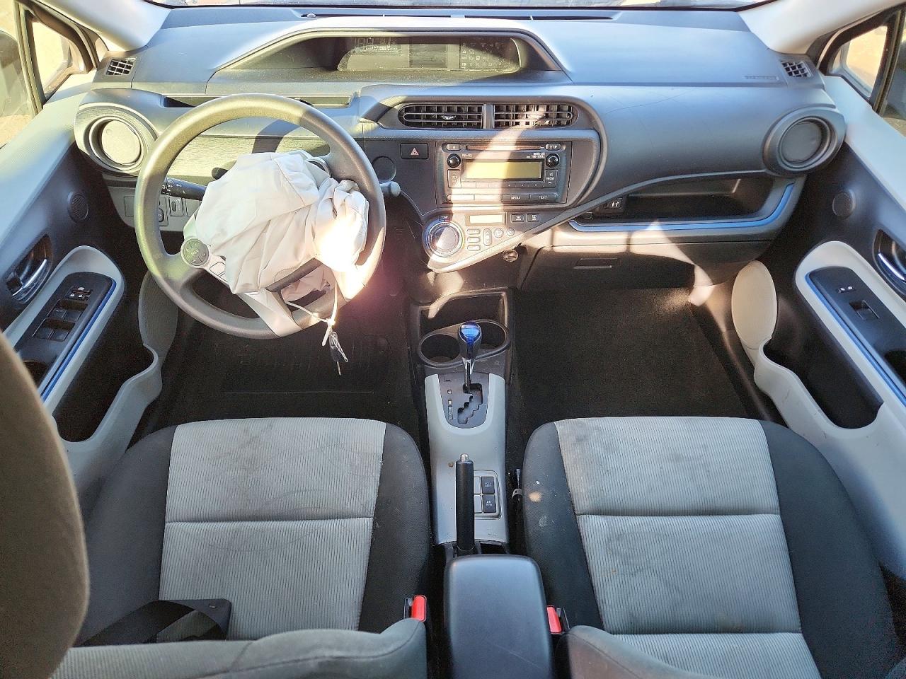 2013 TOYOTA PRIUS C TWO photo 8