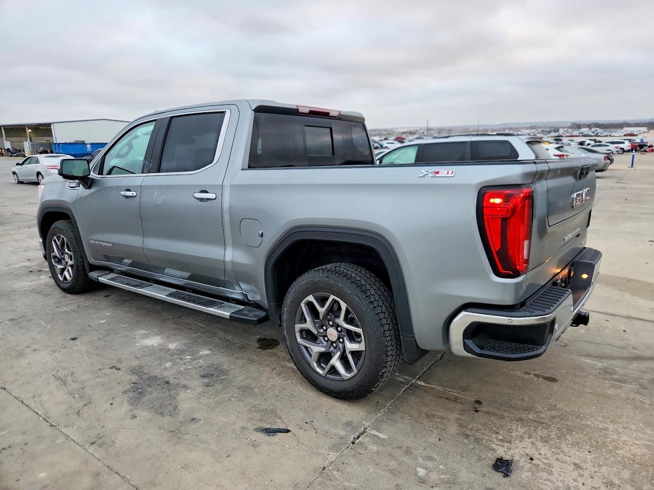 2025 GMC SIERRA K1500 SLT photo 4