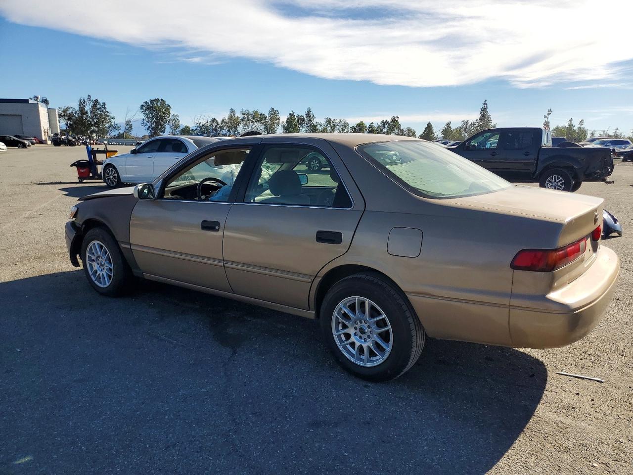 1997 TOYOTA CAMRY CE photo 2