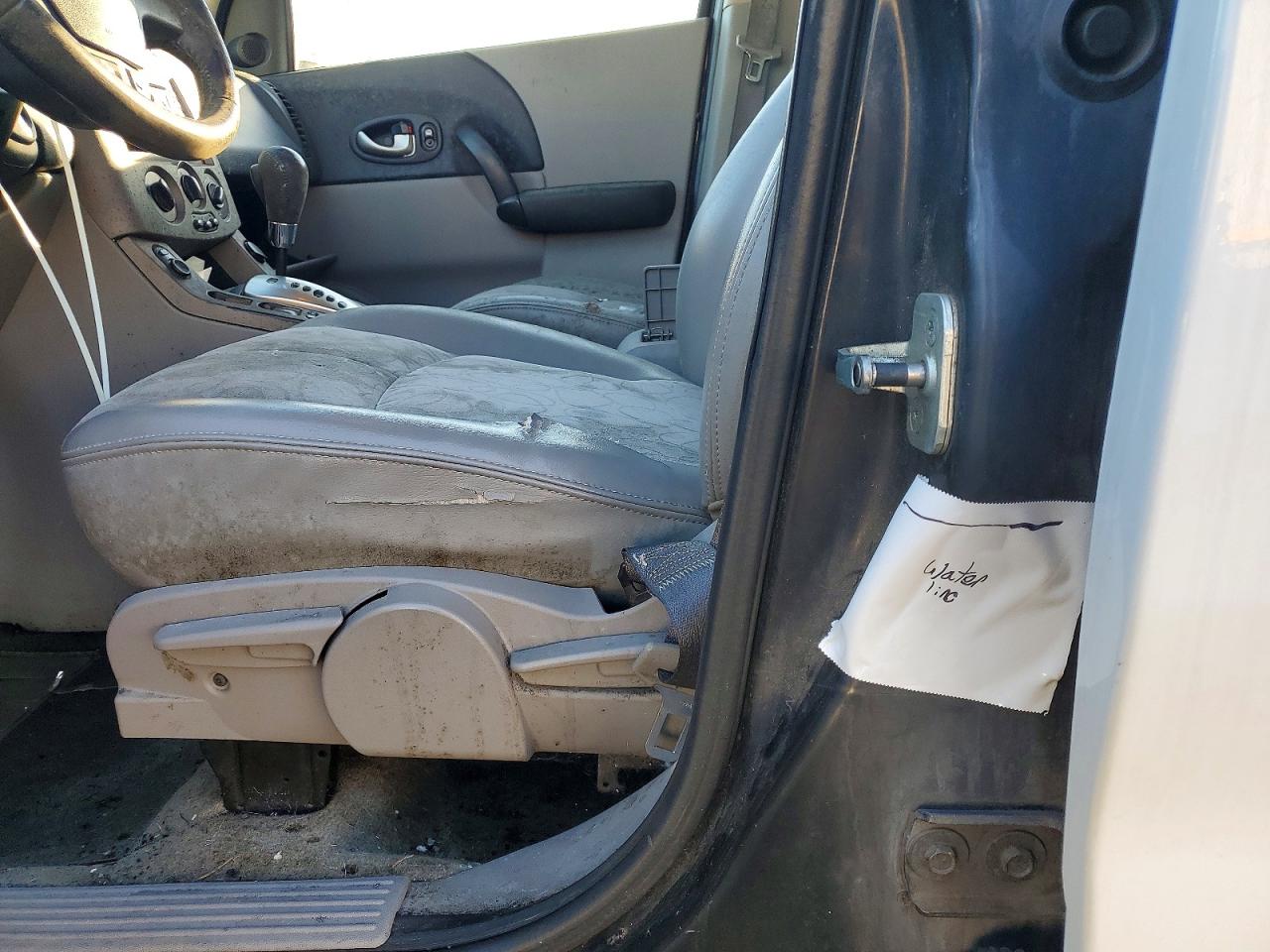 2005 SATURN VUE photo 12