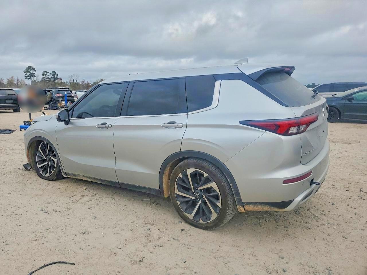 2024 MITSUBISHI OUTLANDER SE photo 3