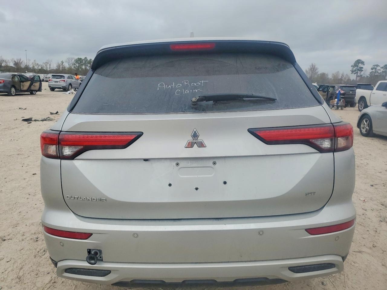 2024 MITSUBISHI OUTLANDER SE photo 11