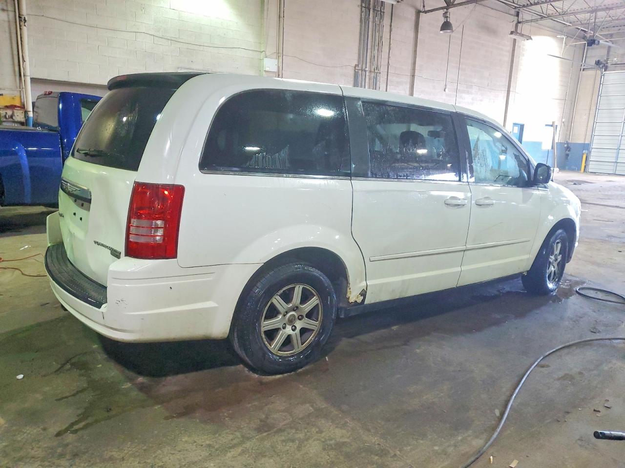 2010 CHRYSLER TOWN & COUNTRY LX photo 3