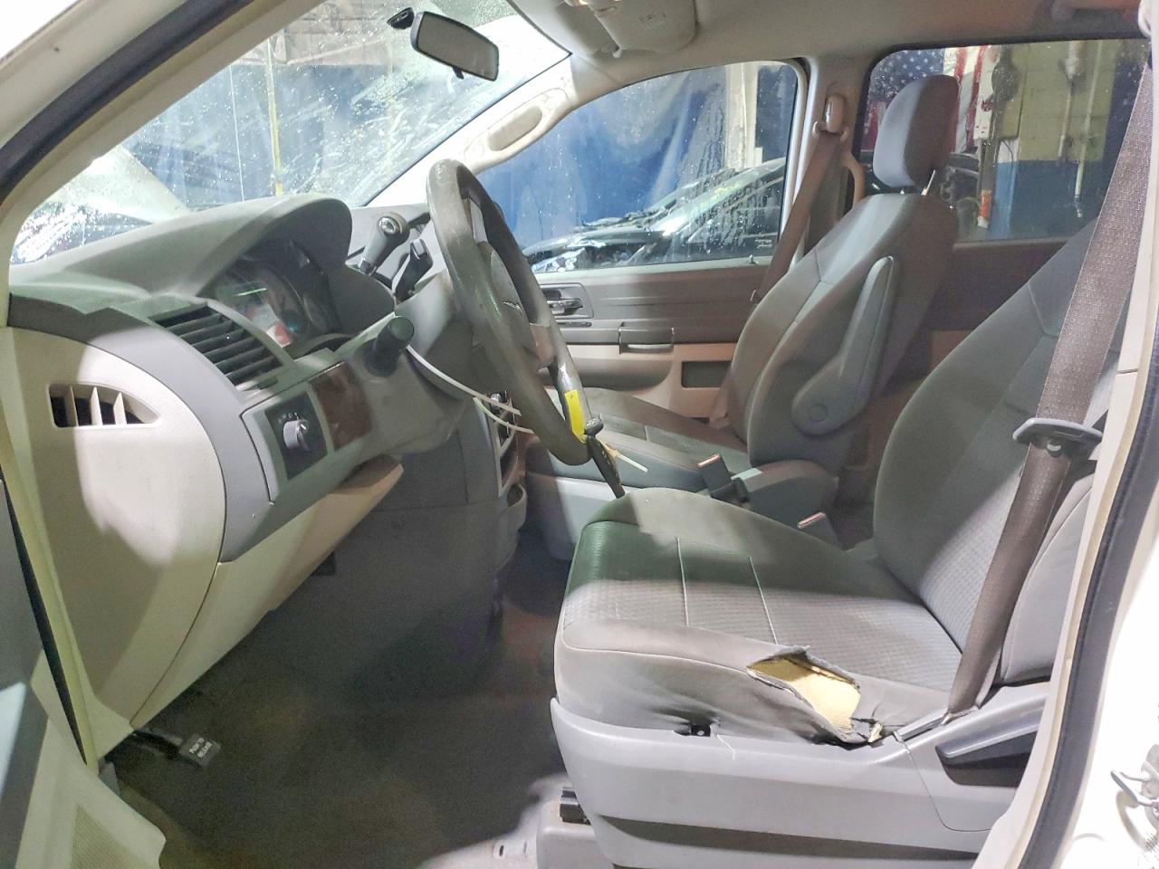 2010 CHRYSLER TOWN & COUNTRY LX photo 7