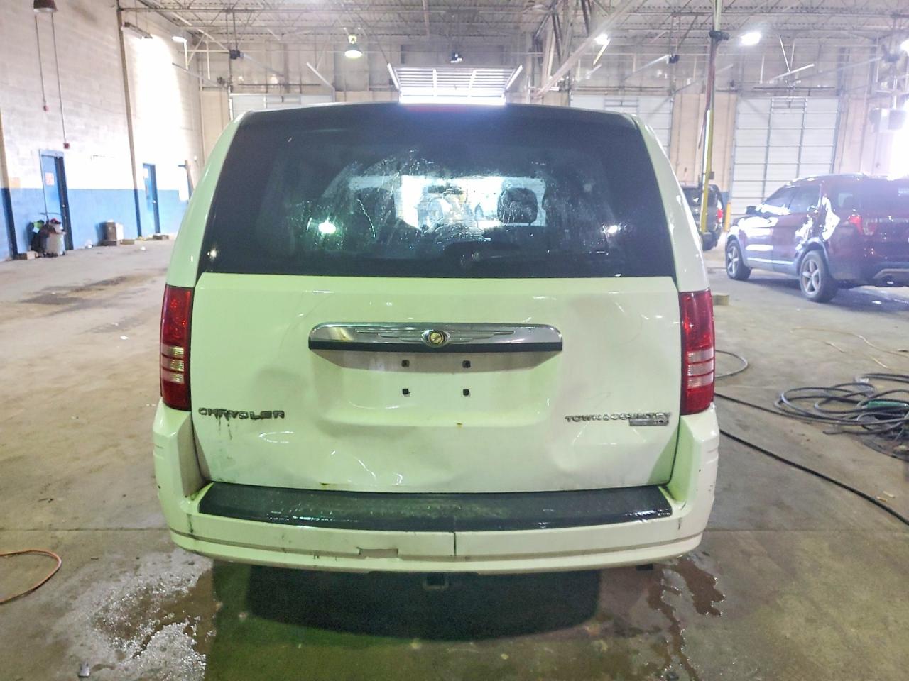 2010 CHRYSLER TOWN & COUNTRY LX photo 6