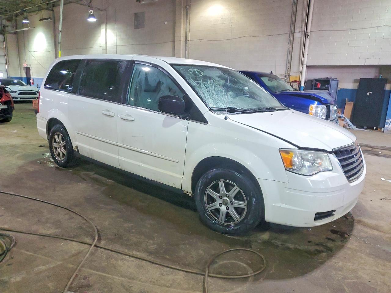 2010 CHRYSLER TOWN & COUNTRY LX photo 4