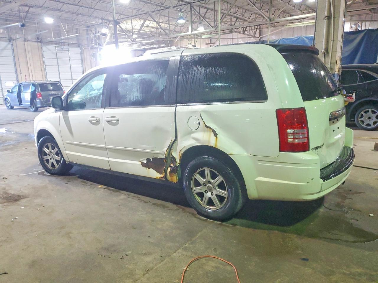 2010 CHRYSLER TOWN & COUNTRY LX photo 2